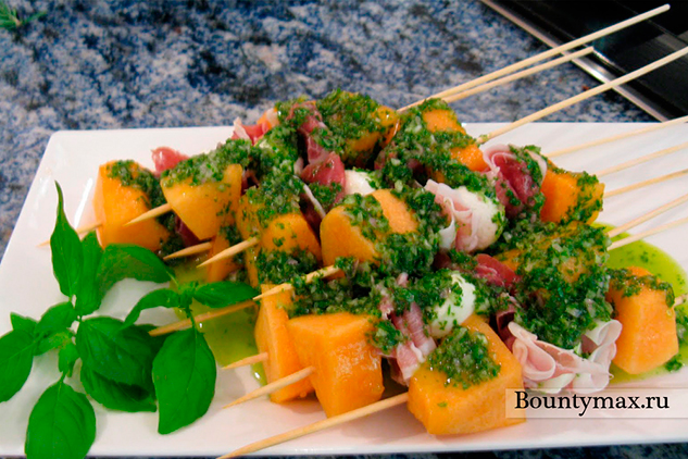 Закуска с дыней, ветчиной и сыром