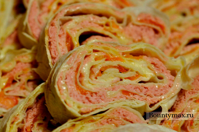 Рулетики из лаваша с сыром, колбасой и помидорами