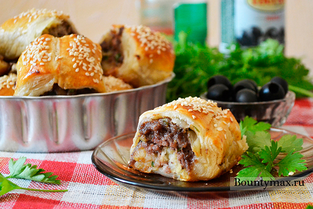 Мясные роллы с карамелизованными яблоками