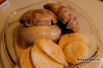 Бургер с грибами, жаренным луком и сливочным соусом