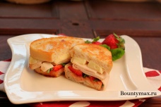 Бутерброды с индейкой, клубникой и сыром