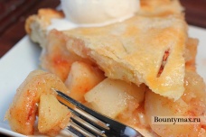 Яблочный пирог с корицей и мороженым