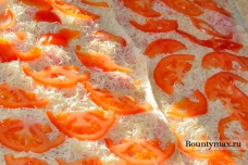 Рулетики из лаваша с сыром, колбасой и помидорами