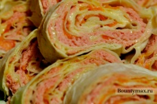 Рулетики из лаваша с сыром, колбасой и помидорами
