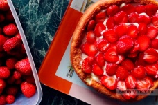 Миндальный бисквит с заварным кремом и клубникой