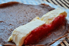 Сладкие роллы из блинов с мороженым и фруктами