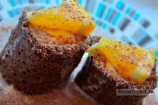 Сладкие роллы из блинов с мороженым и фруктами