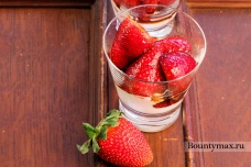 Клубника в сиропе с взбитым кремом из маскарпоне