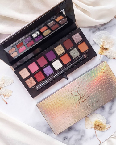 Палетка ABH x Jackie Aina — смелая композиция для сильной женщины Палетка ABH x Jackie Aina — смелая композиция для сильной женщины