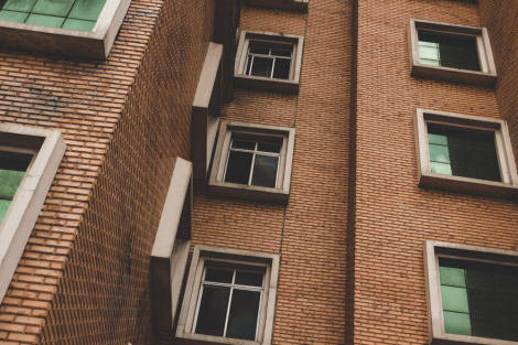 Стоит ли покупать комнату в коммуналке? Стоит ли покупать комнату в коммуналке?